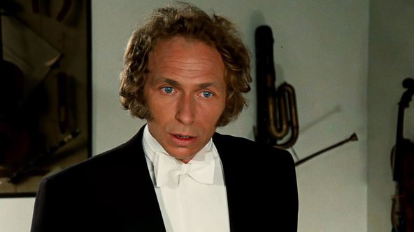 Slaids gaišmatis ar melnu kurpi