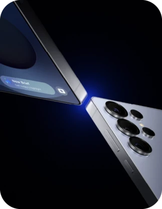 Divi mobilie telefoni (Samsung Galaxy S25) saskaras ar stūriem, zils gaismas stars starp tiem, tumšs fons.