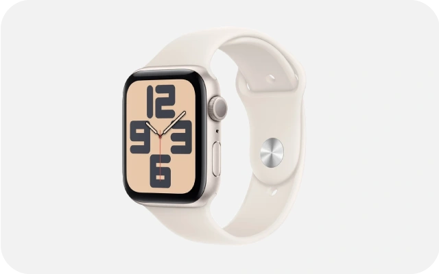 Apple Watch SE (2024) ar baltu siksniņu un digitālo ciparnīcu ar lieliem melniem cipariem uz gaiša fona.