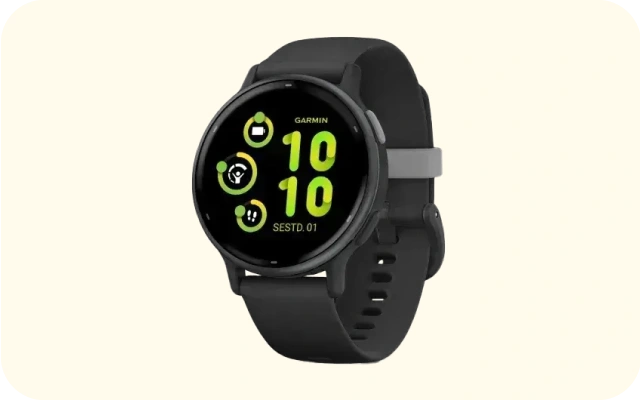 Melns Garmin Vivoactive 5 viedpulkstenis, kurā redzams laiks 10:10, datums SESTD.01 un trīs ikonas – pulkstenis, zvans un cilvēka figūra.