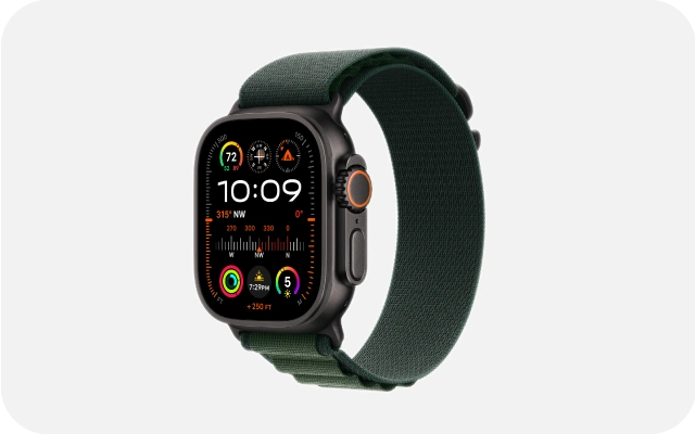 Viedpulkstenis Apple Watch Ultra 2 ar zaļu siksniņu un melnu korpusu, ekrānā laiks 10:09, kompass, augstuma mērītājs un citi sensordati.