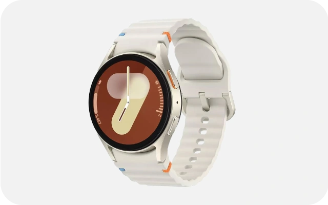 Balts Galaxy Watch7 viedpulkstenis, kurā redzams oranžs un dzeltenīgs grafiskais attēls; pulkstenim ir balta rievota siksniņa ar metāliski sudraba detaļām.
