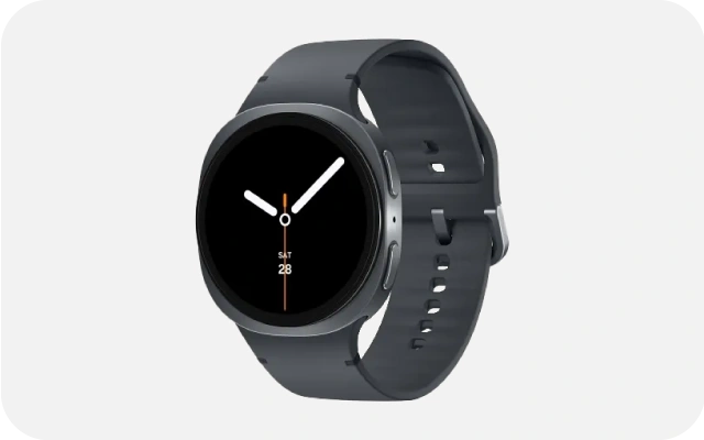 Melns Galaxy Watch8 viedpulkstenis ar tumši pelēku siksniņu, kurā redzami baltas un oranžas krāsas rādītāji un datums 'SAT 28'.