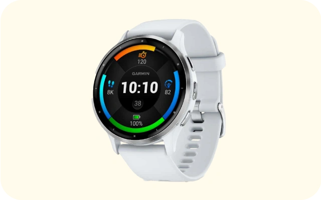 Balts Garmin Venu 3 viedpulkstenis, kurā redzams laiks 10:10, soļu skaits 8K, sirdsdarbības ātrums 120, skābekļa līmenis asinīs 82% un akumulatora uzlādes līmenis 100%.