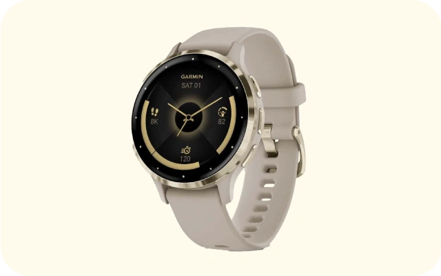 Garmin Venu 3S viedpulkstenis ar gaišu siksniņu, kurā redzams datums 'SAT 01', soļu skaits 8K, pulsa ātrums 82 un kaloriju patēriņš 120.