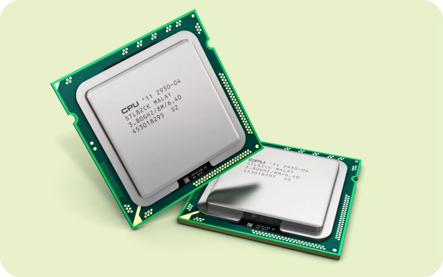 Divi datora procesori (CPU) ar tehniskajiem parametriem uz sudraba vāciņiem, novietoti uz zaļām shēmu platēm.