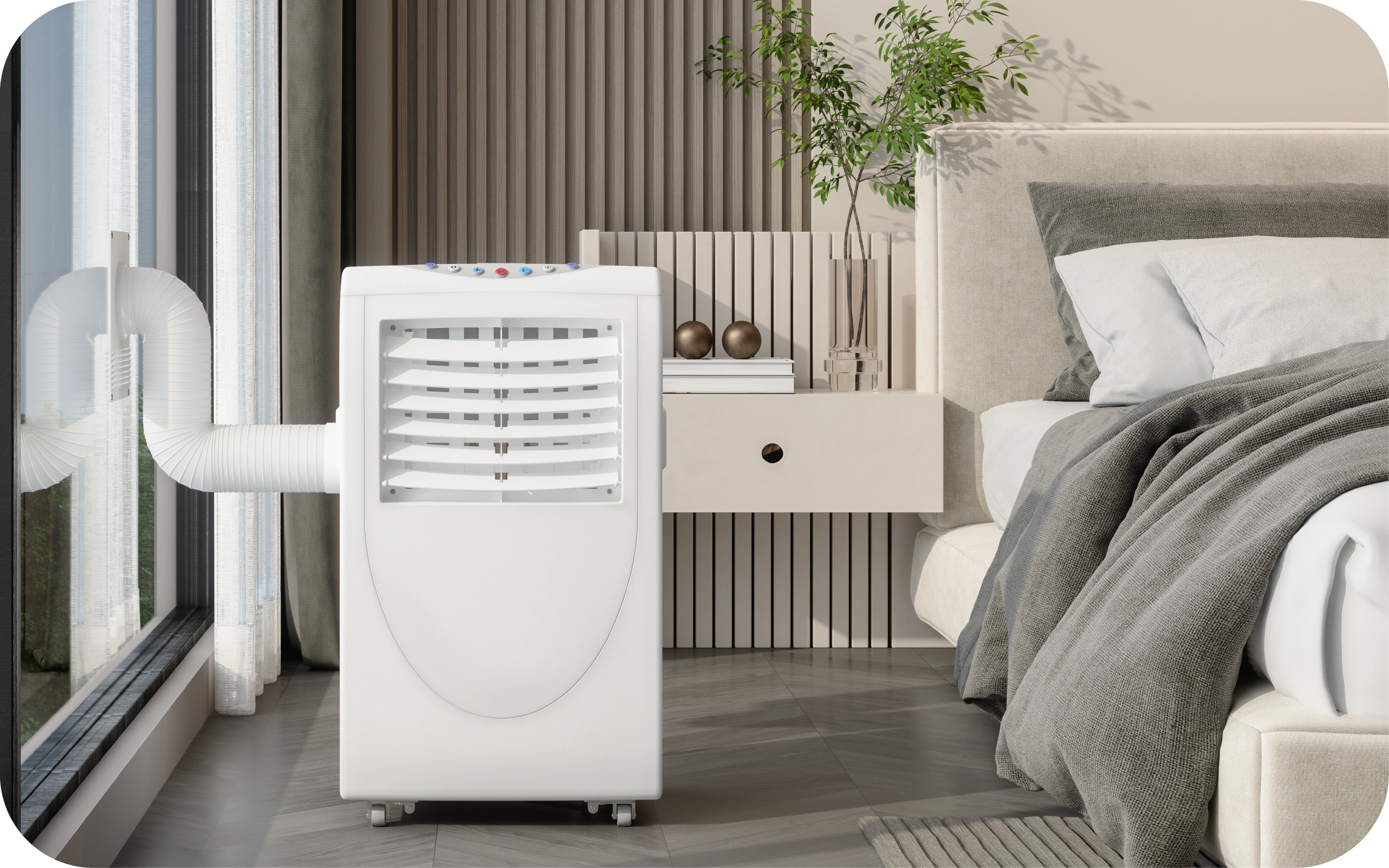 Guļamistaba ar pelēku gultasveļu un baltu portatīvo gaisa kondicionieri pie loga, pievienotu ar elastīgu cauruli.