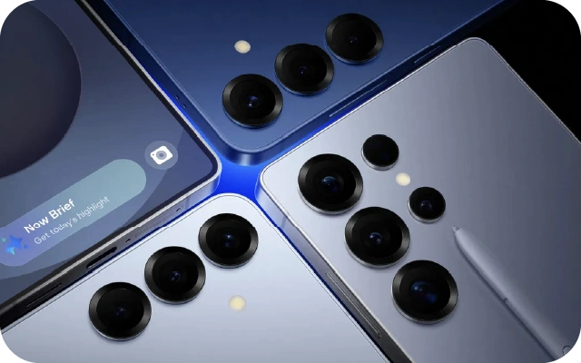 Četri Samsung Galaxy S25 sērijas mobilie telefoni zilā un pelēkā krāsā ar trīs līdz četriem kameru objektīviem; vienam no tiem ir pildspalva.