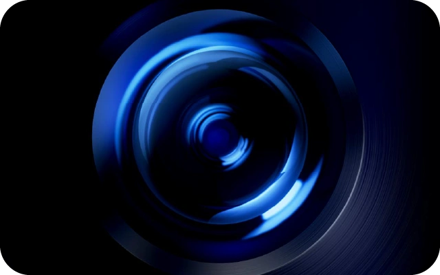 Tuvplāns mobilā telefona kameras objektīvam ar zilām un melnām gaismām, kas atspoguļojas lēcā.