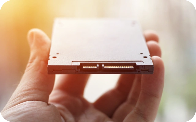 SSD datu nesējs rokā, ātrs cietvielu disks datora veiktspējas uzlabošanai, datu glabāšanai un sistēmas paātrināšanai.