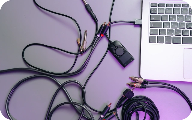 Datora audio piederumi un savienojuma kabeļi pie portatīvā datora, USB audio adapteris un multivides aksesuāri skaņas ierīču pieslēgšanai datoram.
