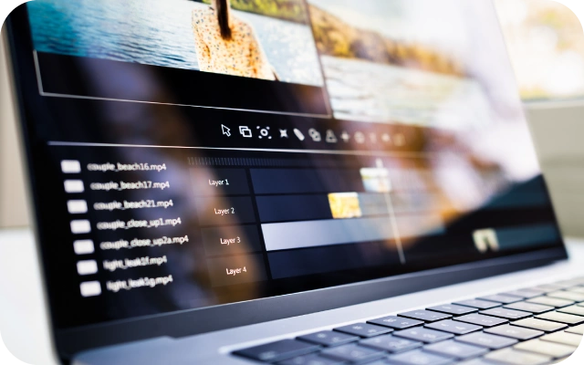 Video montāžas programmatūra portatīvajā datorā, digitālā video rediģēšana ar vairākiem celiņiem satura veidošanai, multivides apstrādei un video projektu izstrādei.
