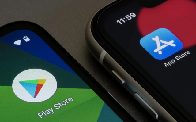 Divi mobilo telefonu ekrāni – viens ar Google Play veikala ikonu, otrs ar Apple App Store ikonu.