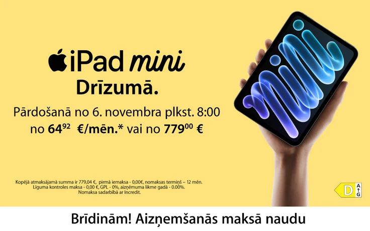 Apple iPad mini zilā un oranžā krāsā, katru tur rokā uz gaiši dzeltena fona. Pārdošanā no 6. novembra plkst. 8.00; cena no 779 € vai nomaksā no 64,92 € mēnesī.