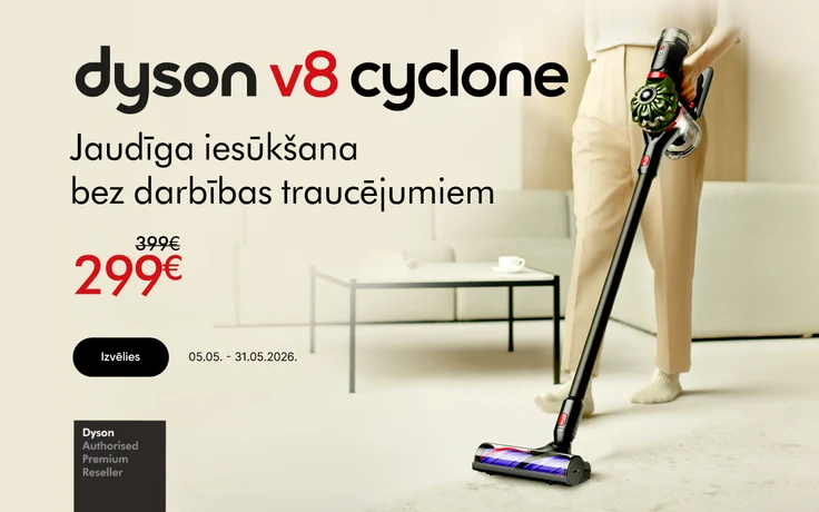 Dyson V8 Cyclone bezvadu putekļu sūcēja reklāma; labajā pusē Dyson V8 Cyclone putekļu sūcējs, kas tīra gaišu grīdu modernā dzīvojamā telpā ar dīvānu un galdiņu fonā; kreisajā pusē teksts "Dyson v8 cyclone. Jaudīga iesūkšana bez darbības traucējumiem".
