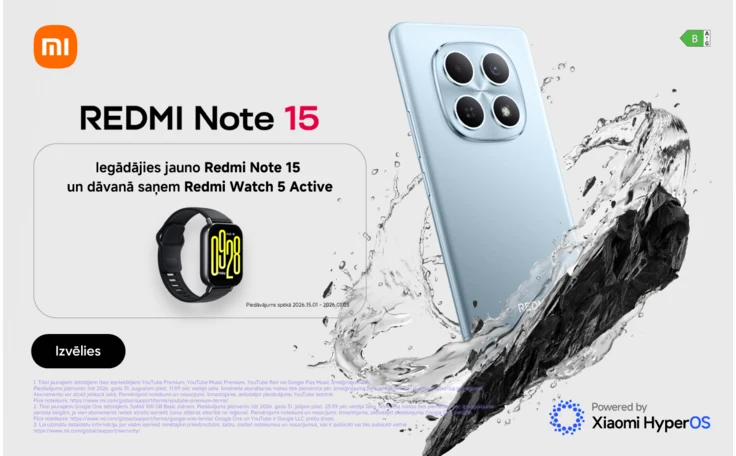 Gaiši zilā krāsā Redmi Note 15 viedtālrunis ar četrkameru moduli, izcelts ar ūdens šļakstu efektu. Kreisajā pusē teksts — iegādājoties Redmi Note 15, dāvanā Redmi Watch 5 Active viedpulkstenis, blakus pulksteņa attēls. Fonā Xiaomi un Xiaomi HyperOS logo.