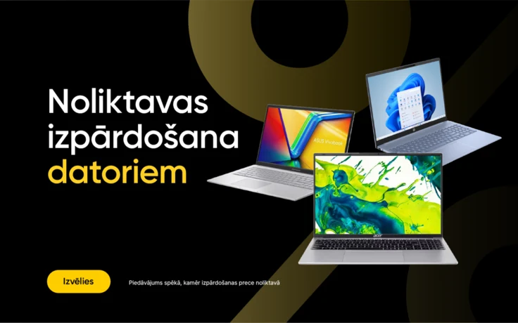 Portatīvo datoru reklāma "Noliktavas izpārdošana datoriem"; priekšplānā sudrabots portatīvais dators ar abstraktu attēlu uz ekrāna, aiz tā pa kreisi modelis ar krāsainu viļņveida grafiku, pa labi portatīvais dators ar zilganu operētājsistēmas interfeisu.