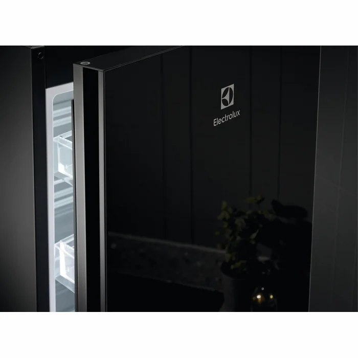 Ledusskapis Electrolux LNT7ME34K1 [Mazlietots]