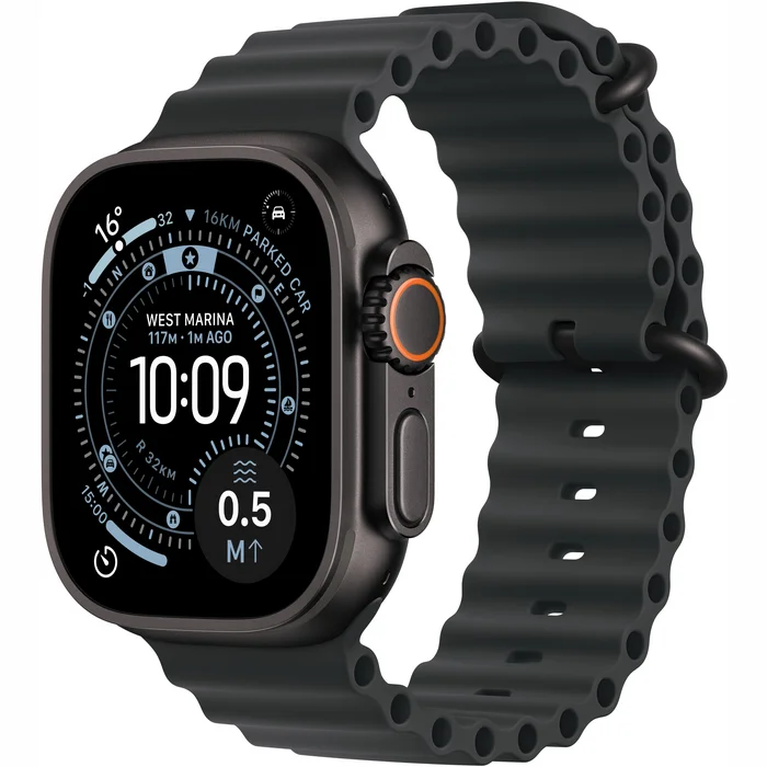 Apple Watch Ultra 3 GPS viedpulkstenis ar tumšu titāna krāsas korpusu, oranži akcentētu Digital Crown pogu un melnu perforētu sporta siksniņu; displejā uz navigāciju un aktivitātēm orientēta ciparnīca, augstuma, attāluma un atrašanās vietas indikatori.