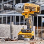 Triecienatslēga DeWalt DCF897NT