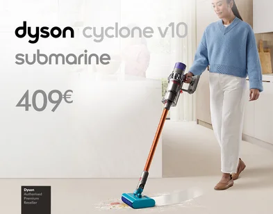 Sieviete tīra virtuves grīdu ar Dyson Cyclone V10 Submarine putekļsūcēju. Cena — 409 €.