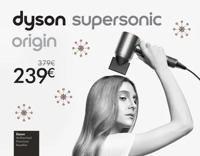 Sieviete ar rudiem matiem un melnu džemperi mugurā, veido savus matus ar Dyson Airwrap i.d. matu veidotāju. Akcijas cena 399 eur, svītrotā cena 579 eur.