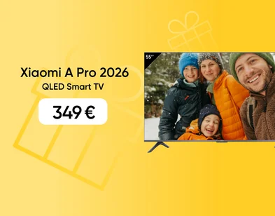 Televizors Xiaomi A Pro 2026 QLED Smart TV 55", kura ekrņā ir attlēns ar smaidīgu četru cilvēku ģimeni. Cena 349 eur.