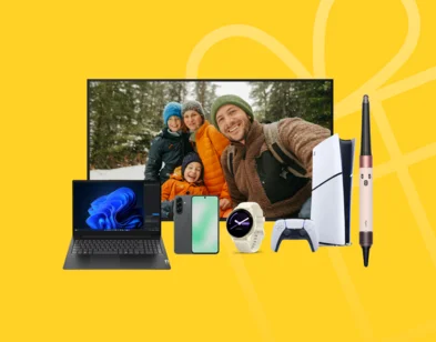 Vairāku preču apkopjums - Lenovo portatīvais dators, Samsung mobilais telefons, Garmin viedpulkstenis, Sony PlayStation 5 ar baltu kontrolieti, Dyson Airwrap matu veidtotājs un liels televizors kura ekrāna ir attēls ar smaidīgu 4 cilvēku ģimeni.