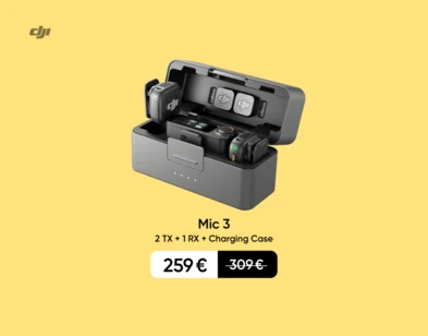 Pelēka uzlādes futrālis ar diviem DJI Mic 3 mikrofoniem un uztvērēju. Akcijas cena 259 eur, svītrotā cena 309 eur. Reklāmas fons dzeltenā krāsā.