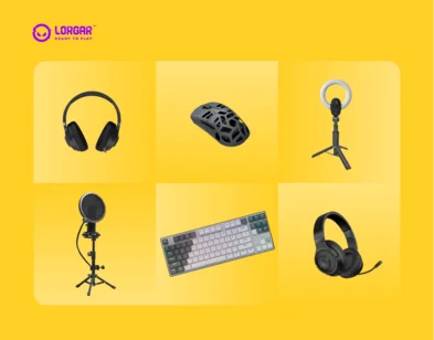 Lorgar datorspēļu aksesuāri - austiņas, vieglas spēļu peles, gredzenveida gaisma statīvā, studijas mikrofons un mehāniskā tastatūra un austiņas ar mikrofonu. Reklāmas fons dzeltenā krāsā.
