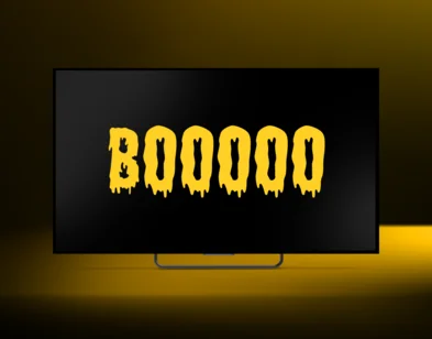 Šausmīgi laba ierīču izlase — atlaides un bonusi uz melni dzeltena fona ar televizoru.